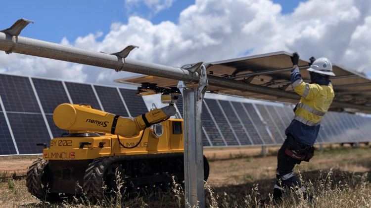 Luminous’ robot, LUMI, working alongside a solar installer on a solar farm