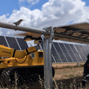 Luminous’ robot, LUMI, working alongside a solar installer on a solar farm